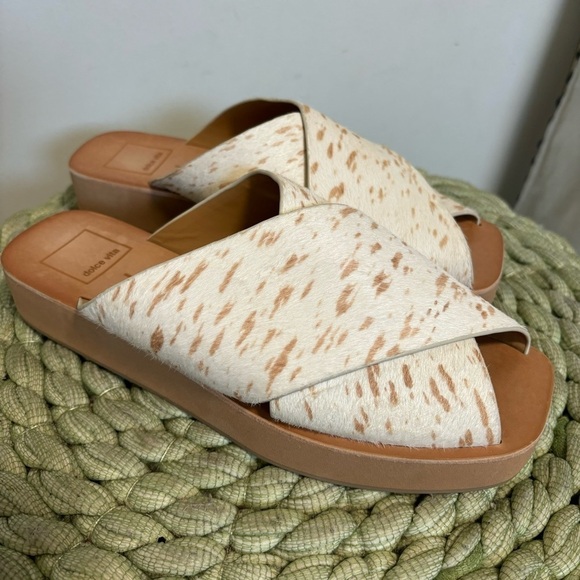 New Dolce Vita Capri White/Tan Spot Calf Hair Slip On Platform Sandals Size 7.5 - Picture 2 of 7